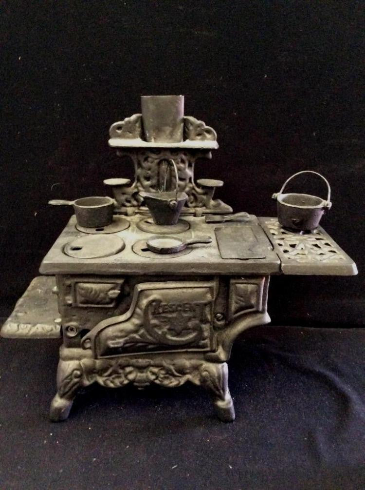 Mini Crescent Salesman Sample Cook Stove with Mini Cast Iron Cookware. –  Roadshow Collectibles