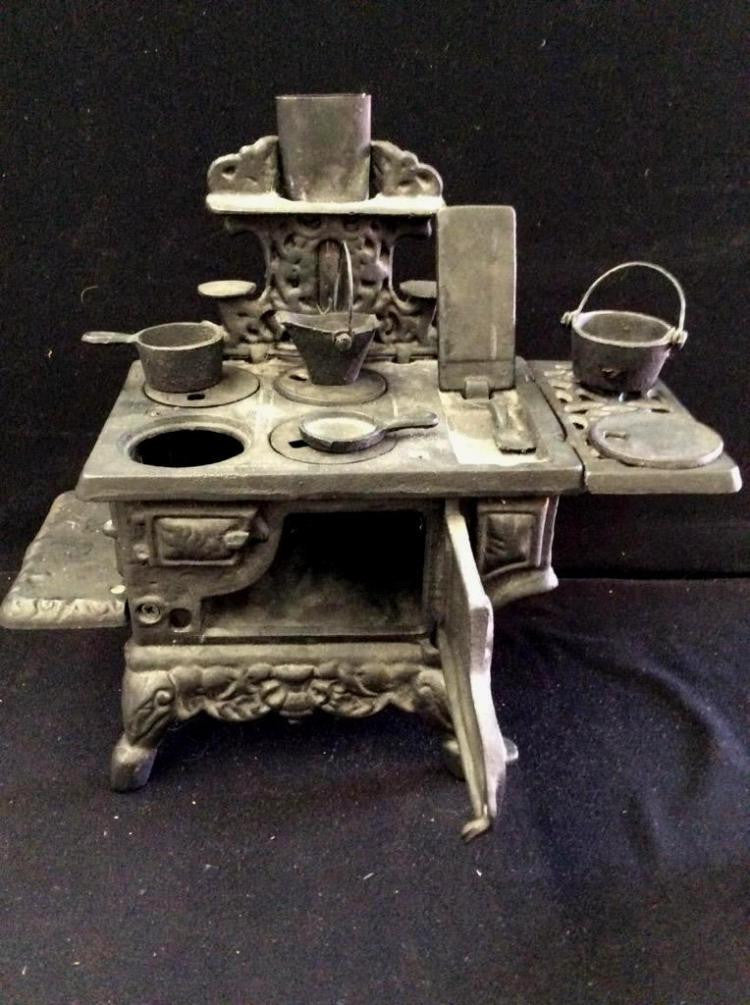 Mini Crescent Salesman Sample Cook Stove with Mini Cast Iron Cookware. –  Roadshow Collectibles
