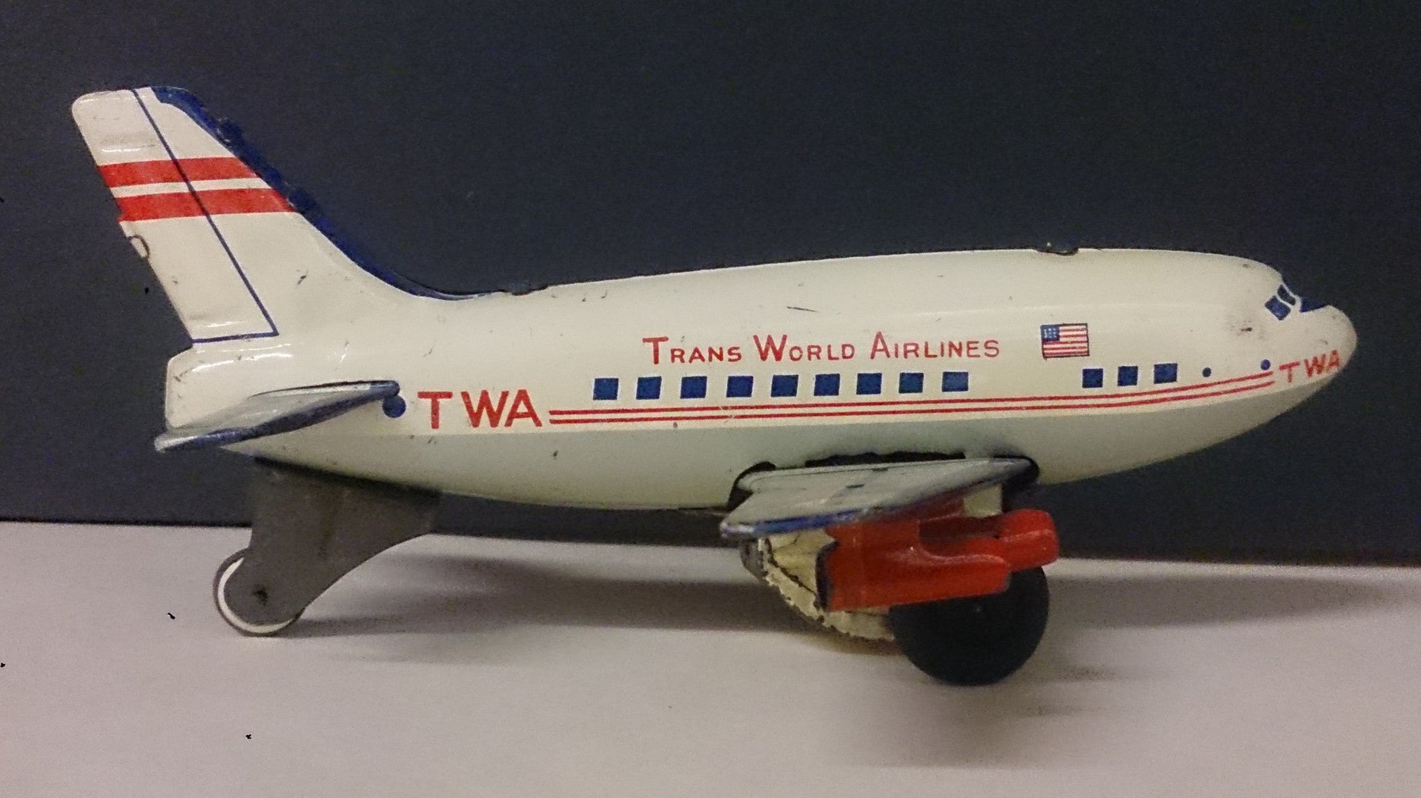 AVION EN TOLE A FRICTION TYPE BOEING TWA JOUET ANCIEN BON ETAT