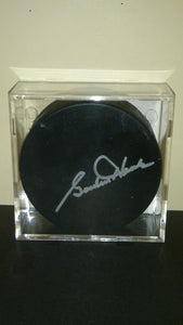 Gordie Howe NHL Hall Of Fame Legend Hand Signed Autographed Puck - Roadshow Collectibles